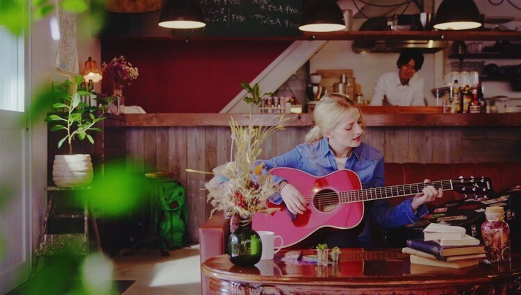 Người chơi guitar sử dụng tay thuận để gảy đàn và tay không thuận để bấm phím, giúp tối ưu hóa kỹ thuật và thoải mái