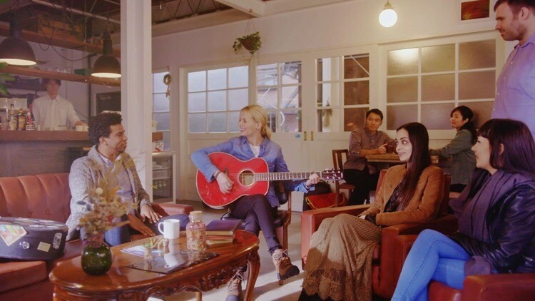 Cầm cần đàn guitar đúng cách để cổ tay của bạn được thư giãn và chơi những bản nhạc tuyệt vời