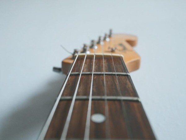 Đo action guitar tại phím 1 và phím 12 để xác định mức độ chuẩn của action