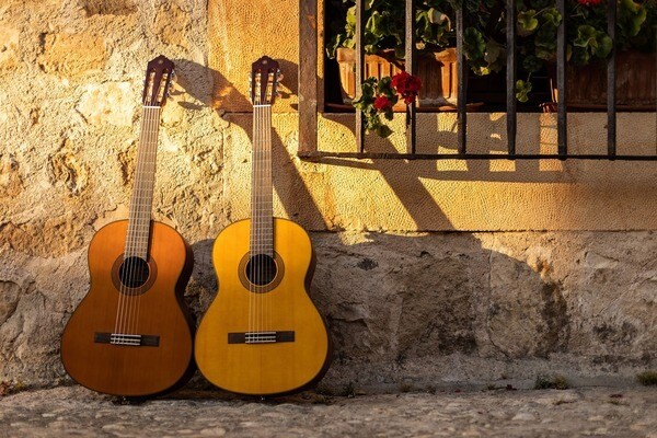 Guitar Classic với dây đàn nilon và thùng đàn nhỏ