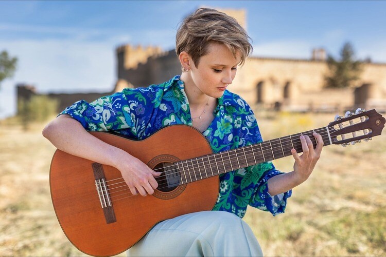 Cách cầm đàn Guitar Classic với cần đàn chếch 45 độ so với mặt sàn còn eo đàn đặt lên đùi