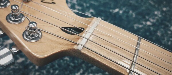 Điều chỉnh Truss Rod để đảm bảo cần đàn thẳng và dây không quá căng hoặc võng