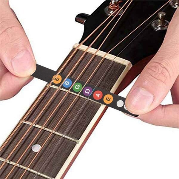 Sử dụng miếng bìa để nâng cao lược đàn guitar khi cần điều chỉnh action