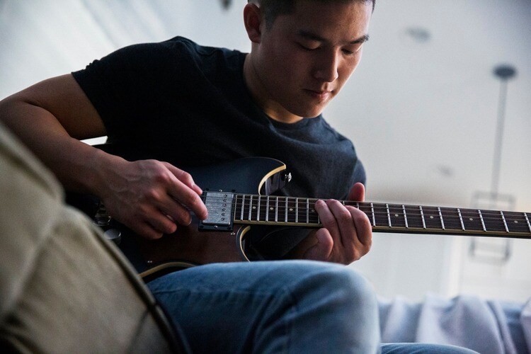 Cân bằng cần đàn giữa ngón cái và ngón trỏ