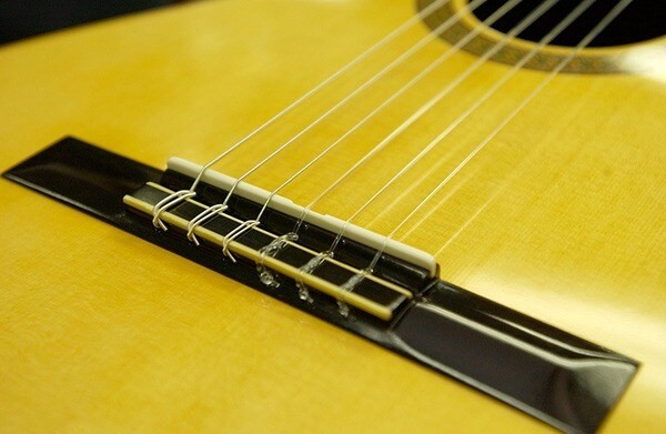 Điều chỉnh ngựa đàn là bước cuối cùng để căn chỉnh action guitar chuẩn xác