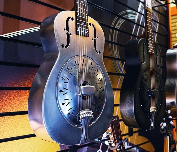 Resonator Guitar - sự lựa chọn lý tưởng cho dàn nhạc giao hưởng và thính phòng