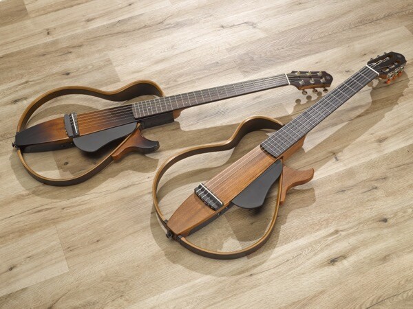 Đàn guitar câm có kích thước nhỏ gọn, tiện lợi cho việc di chuyển và biểu diễn