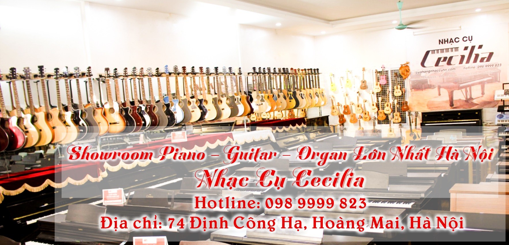 Một cây đàn piano điện màu trắng đặt trong một căn phòng với ánh sáng tự nhiên và nội thất hiện đại