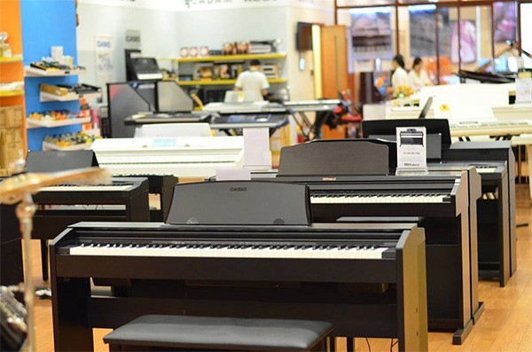 Bảng điều khiển của một cây đàn piano điện, hiển thị các nút chức năng