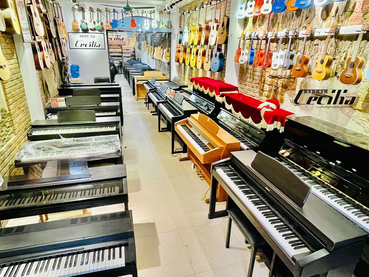 Một cây đàn piano cơ màu đen đang được trưng bày trong một cửa hàng nhạc cụ, tạo cảm giác chuyên nghiệp