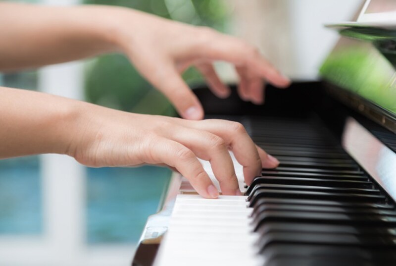 Các bài tập luyện ngón được thực hiện trên phím đàn piano giúp tăng cường độ linh hoạt cho ngón tay