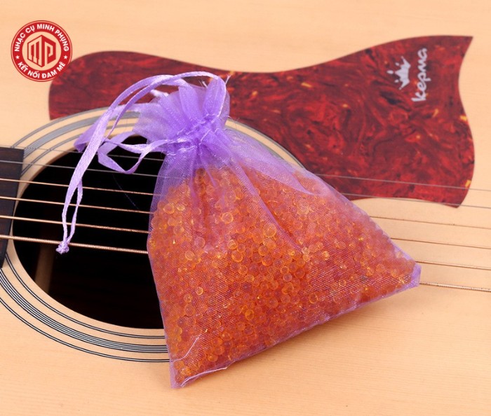 Gói hút ẩm nhỏ gọn là một cách chống ẩm cho đàn guitar tiết kiệm và hiệu quả
