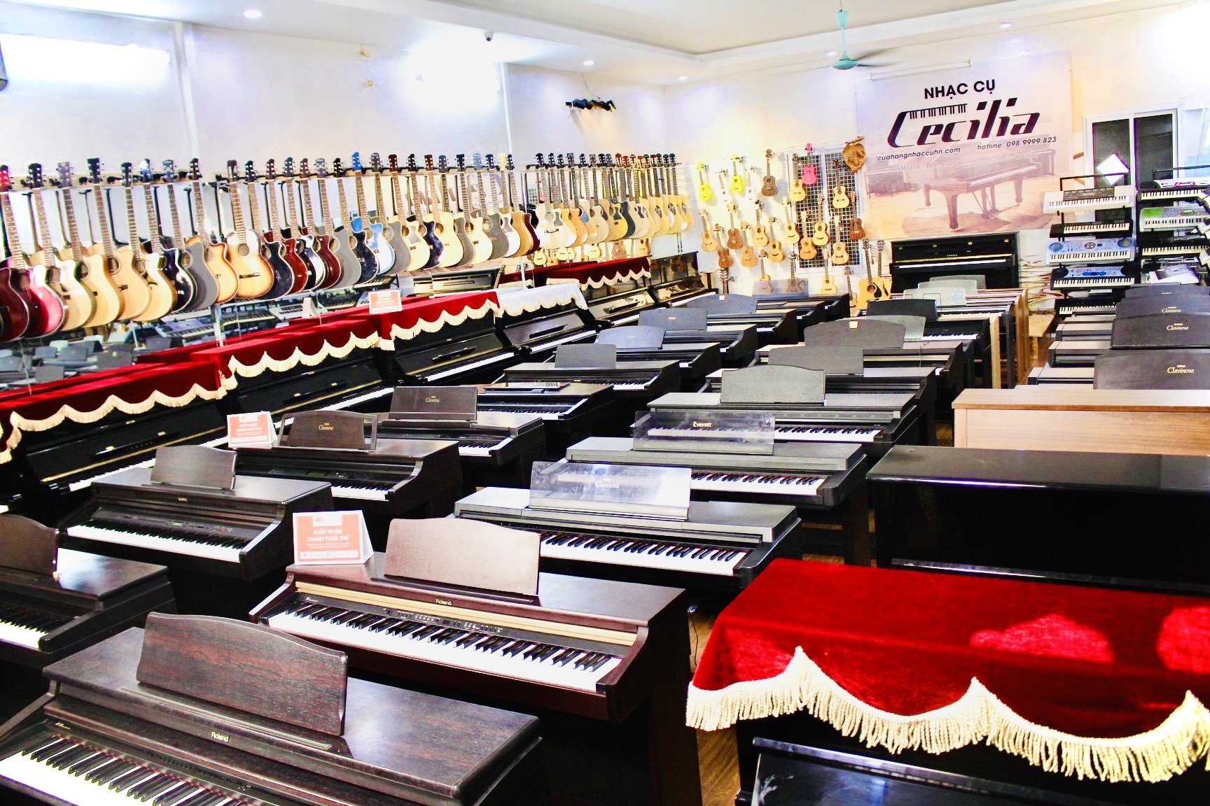 Một cây đàn piano cơ màu đen sang trọng đang được đặt trong một không gian nội thất hiện đại