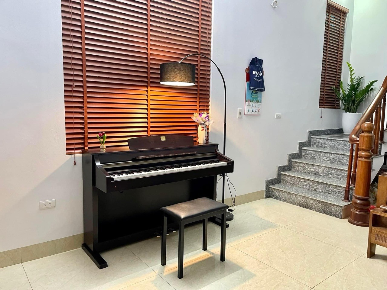 Đội ngũ nhân viên chuyên nghiệp đang cẩn thận di chuyển đàn piano qua lối đi hẹp, đảm bảo an toàn