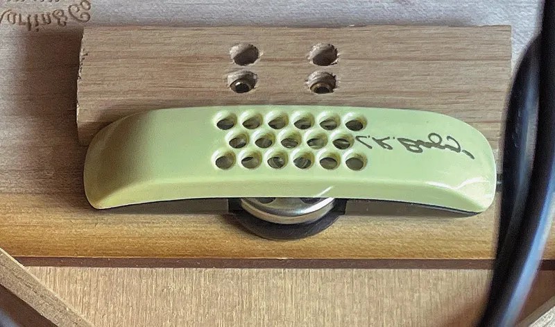 Lắp đặt microphone lên tấm cầu đàn bằng khối gỗ định vị