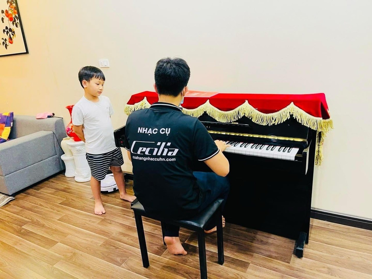 Nhân viên chuyên nghiệp đang vận chuyển đàn piano cơ bằng các thiết bị hỗ trợ chuyên dụng