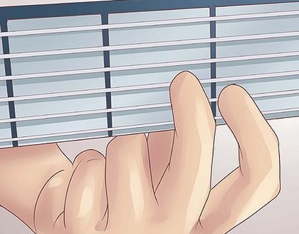 Ngón trỏ chặn hai dây đầu và ngón giữa bấm dây Sol ngăn 2