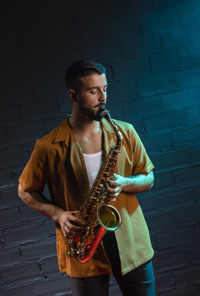 Người chơi saxophone chuyên nghiệp biểu diễn trên sân khấu