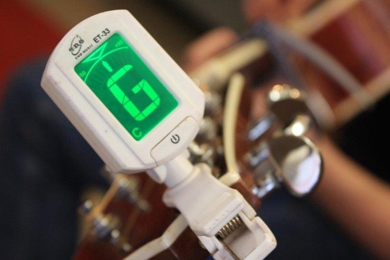 Máy lên dây đàn guitar điện tử ET-33 với màn hình LED