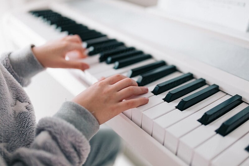 Một nghệ sĩ piano trình diễn cách kết hợp ba kiểu đệm hát hòa âm không giai điệu