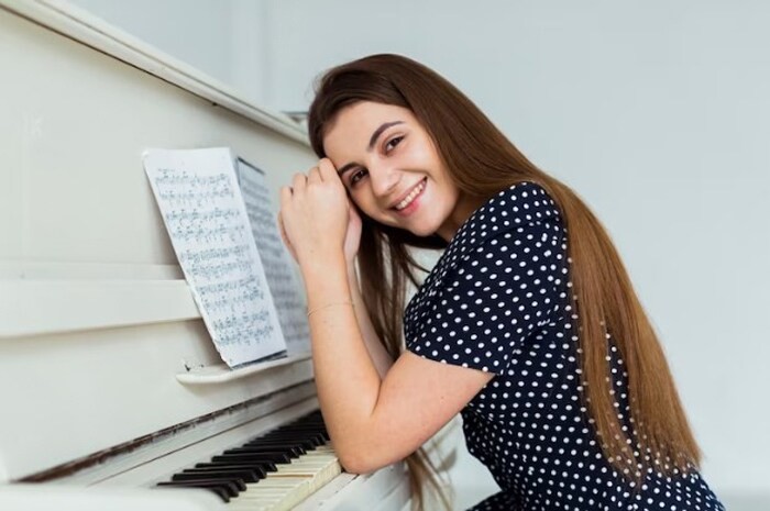 Khi học đàn piano bạn cần giữ tinh thần thoải mái và vui vẻ
