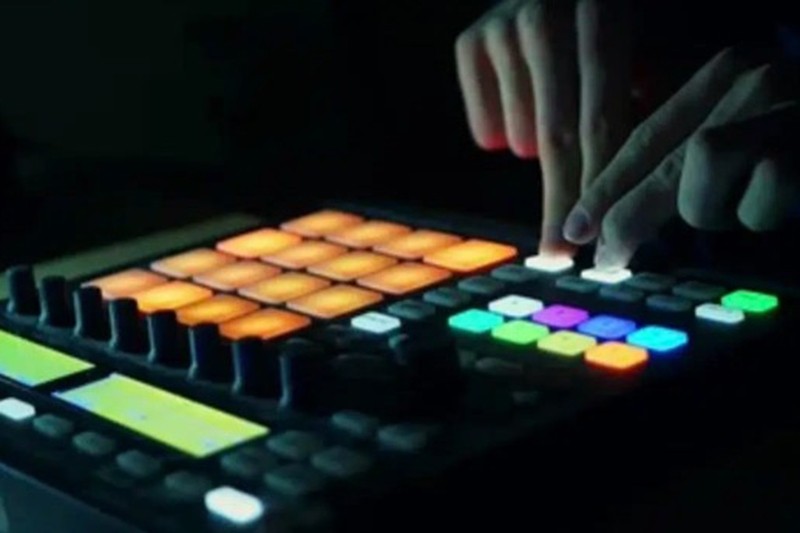Một nhóm bạn trẻ đang lắng nghe nhạc Phonk qua tai nghe, thể hiện sự kết nối cộng đồng