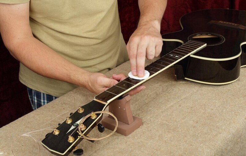 Sử dụng khăn và dầu chanh để lau cần đàn guitar