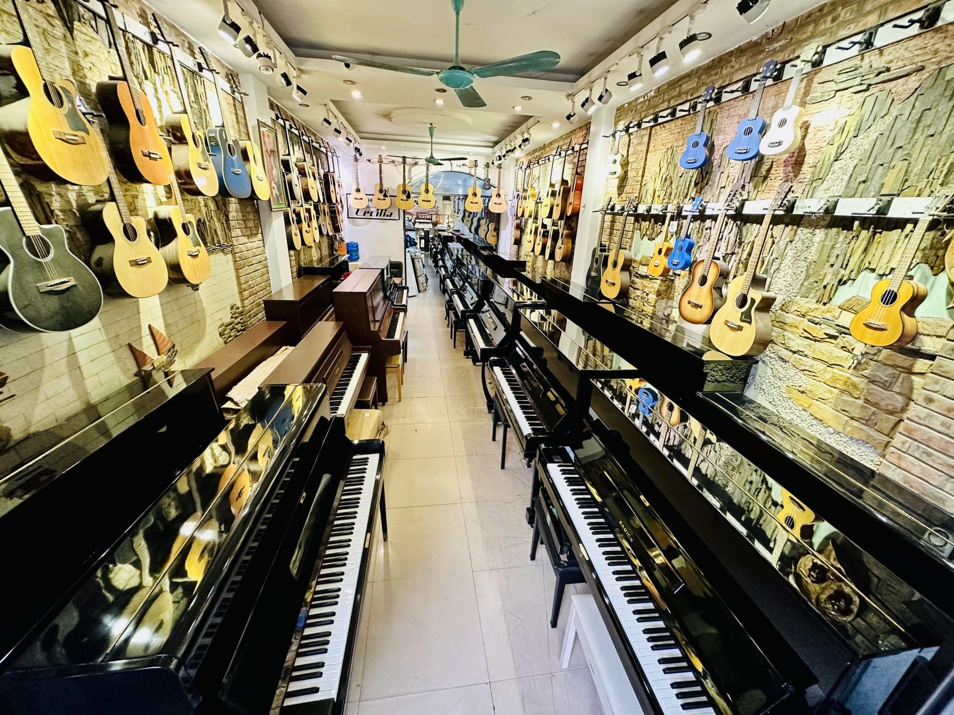 Hình ảnh cận cảnh các phím đàn piano điện, với màn hình hiển thị và các nút điều chỉnh chức năng