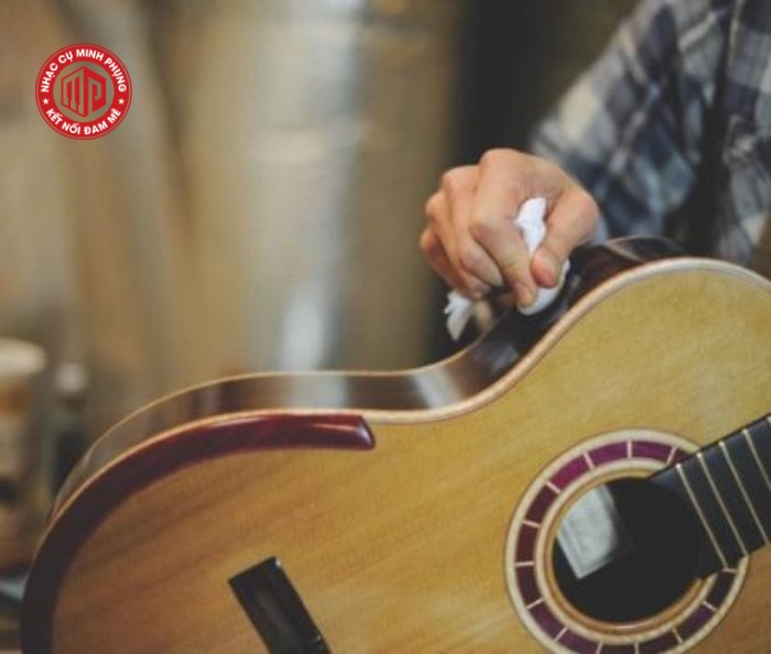 Vệ sinh đàn guitar thường xuyên giúp ngăn ngừa nấm mốc và duy trì tình trạng tốt nhất