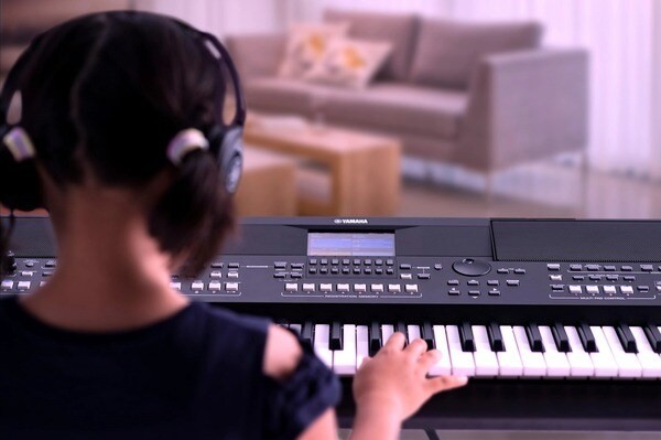 Với màn hình điều khiển điện tử LCD, đàn Keyboard giúp người sử dụng dễ dàng chơi đàn ngay cả trong bóng tối