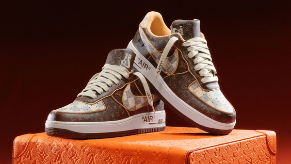 Một đôi giày collab nổi tiếng giữa Nike và Louis Vuitton, thể hiện sự kết hợp độc đáo giữa thể thao và thời trang cao cấp