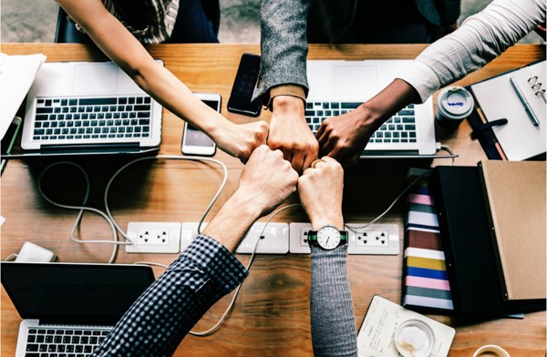 Collab trong công việc đóng vai trò then chốt trong việc tìm kiếm giải pháp cho những vấn đề khó khăn