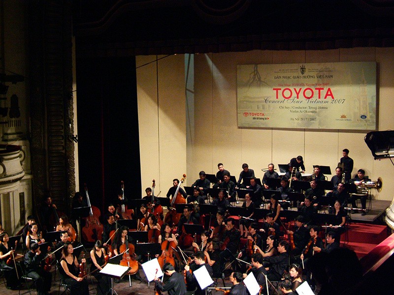 Một cây đàn piano được đặt trong một căn phòng cổ điển với ánh sáng ấm áp, gợi lên không gian thưởng thức âm nhạc