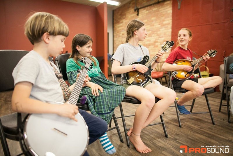 Một nhóm nhạc Folk trình diễn với các nhạc cụ truyền thống như guitar, banjo