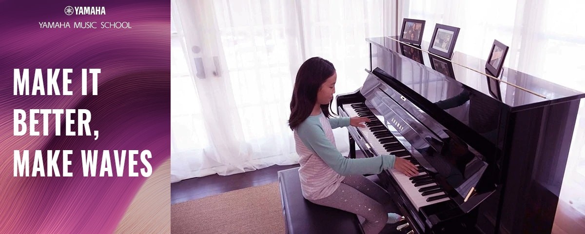 Một nhóm học viên đang chăm chú lắng nghe giáo viên hướng dẫn cách chơi đàn piano trong lớp học