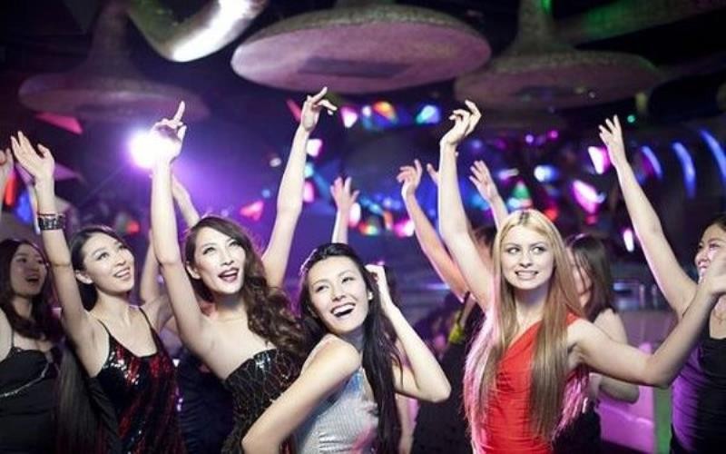 Các quán bar và vũ trường thường sử dụng nhạc Vinahouse