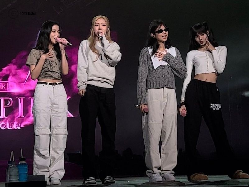 Nhóm nhạc Black Pink trong buổi sound check trước một show diễn lớn