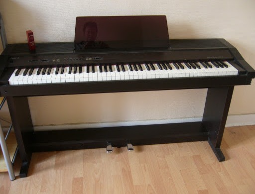 Đàn piano điện Roland HP-3000S với thiết kế nhỏ gọn và âm thanh trầm ấm