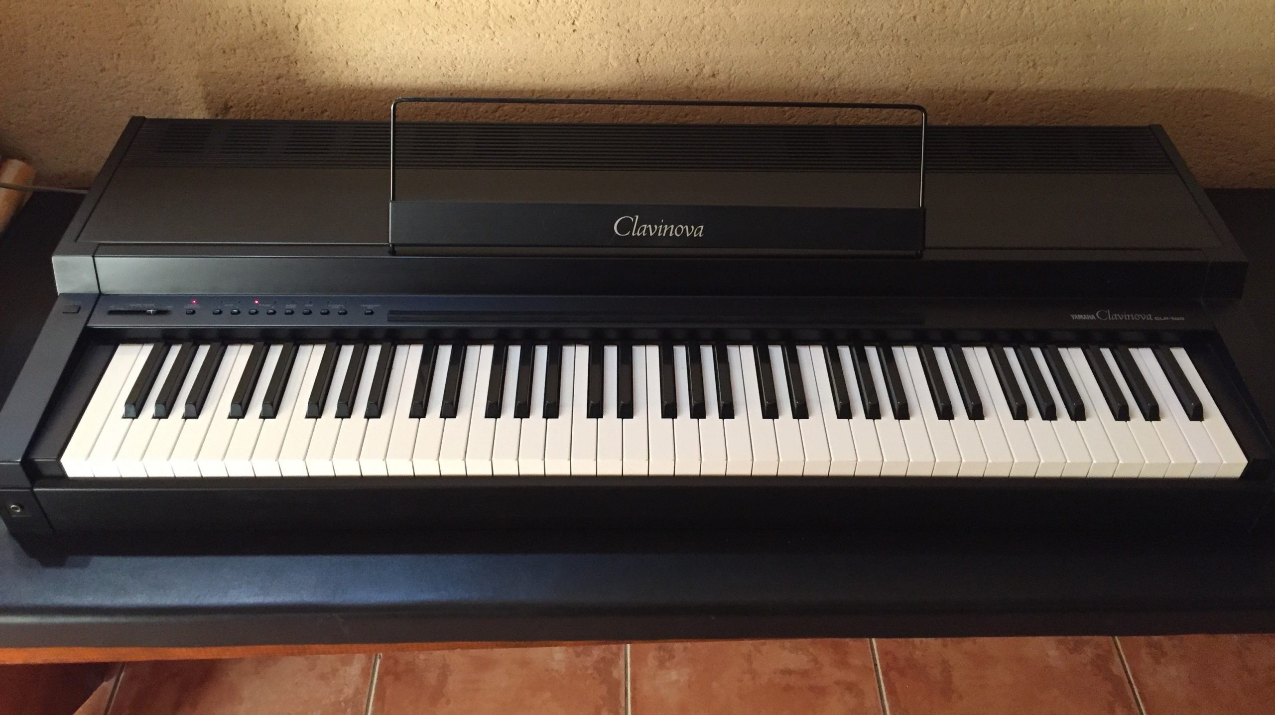 Đàn piano điện Yamaha CLP-100 với thiết kế nhỏ gọn, phù hợp với không gian khiêm tốn