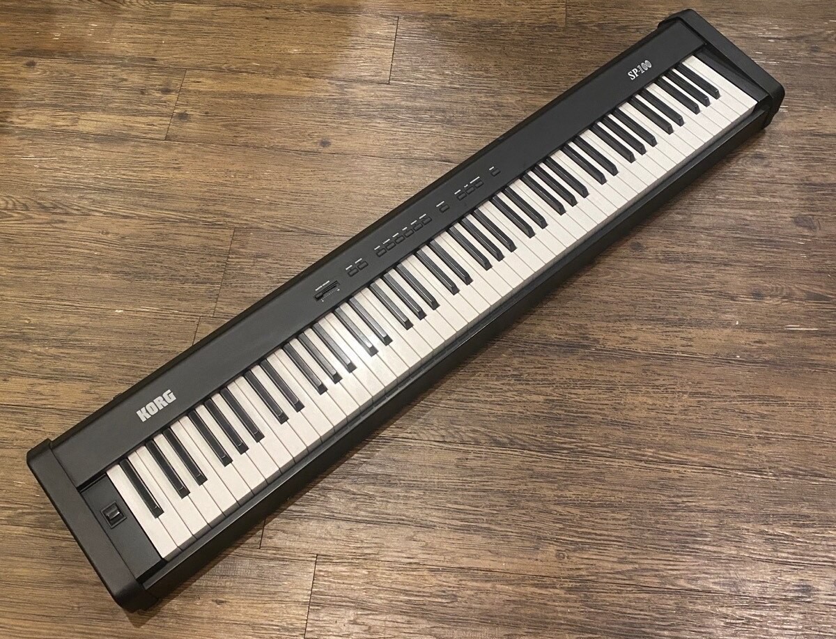 Đàn piano điện KORG SP-100 với kiểu dáng upright piano, phù hợp cho biểu diễn sân khấu