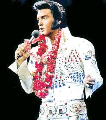 Elvis Presley biểu diễn trên sân khấu với cây guitar