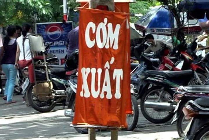 Học sinh phân biệt từ "suất cơm" hay "xuất cơm" trên biển hiệu