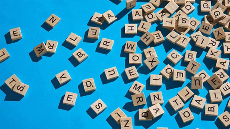 Một cô gái trẻ đang tập trung tra cứu từ điển trên máy tính